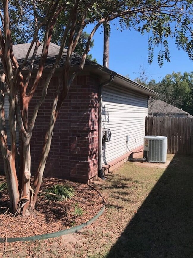 Building Photo - Beautiful Jacksonville Brick and Siding Ho...