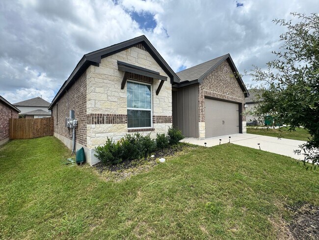 Foto del edificio - Ready For Move In -Modern-Brick&Stone Fron...