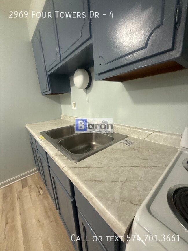 Foto del edificio - 2969 Four Towers Dr