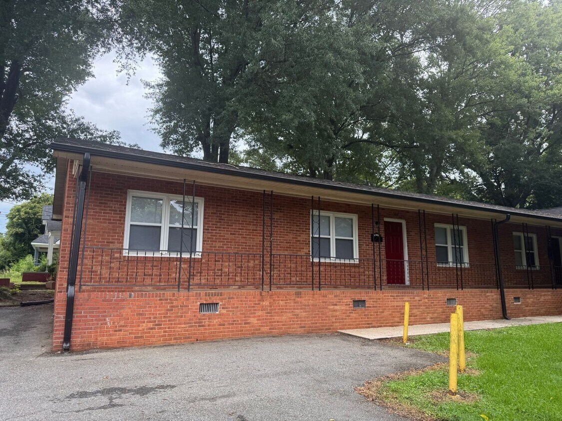 Foto principal - Updated Two Bedroom Apartment in Statesville