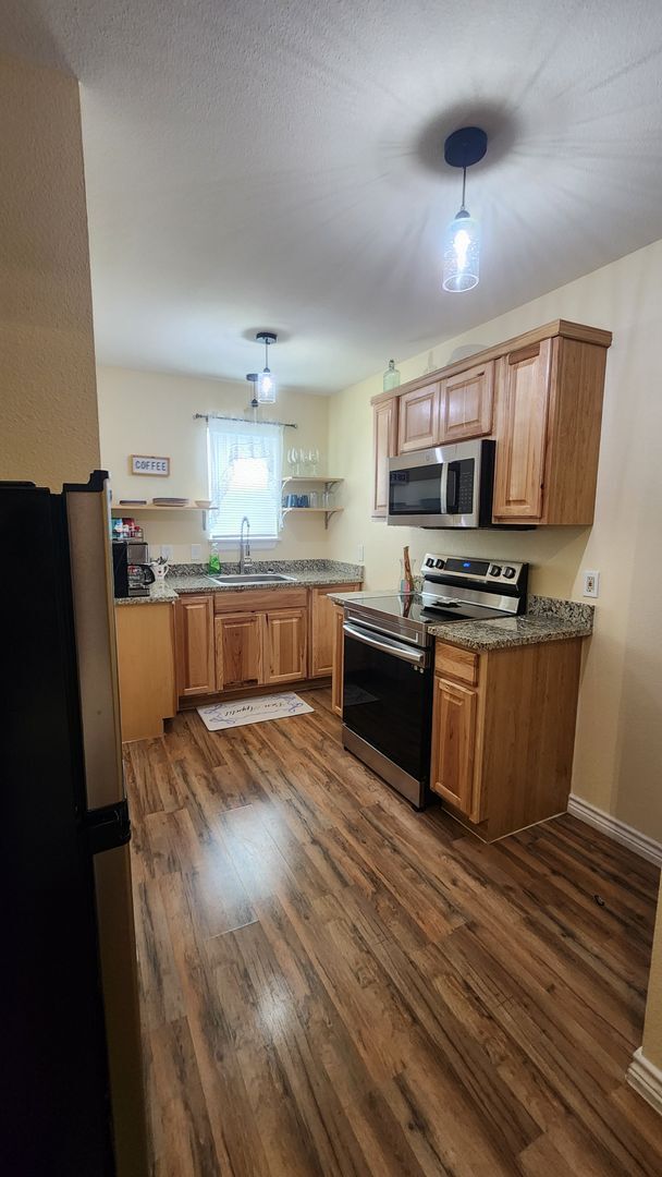 Building Photo - Welcome to the Cottage!