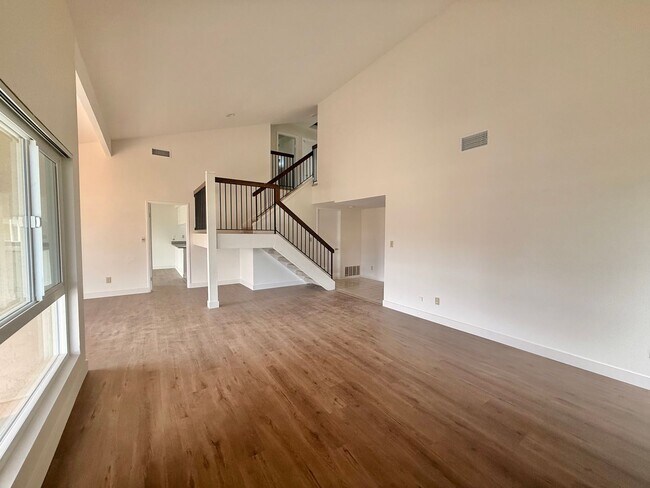 Building Photo - Large Home on Cul-de-Sac!