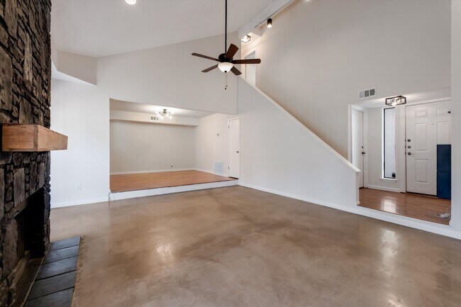 Foto del edificio - 8548 Echo Creek Ln