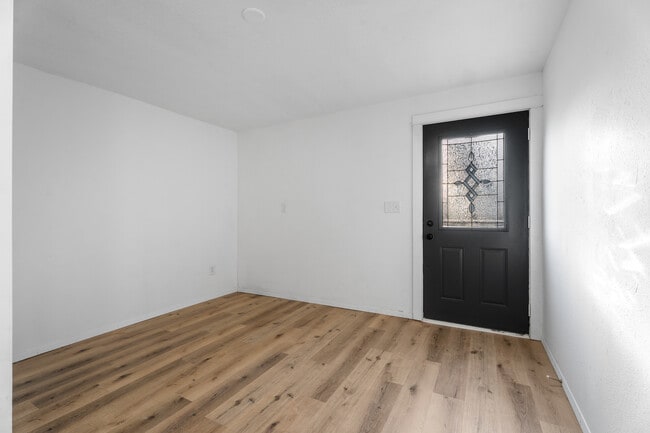 Building Photo - 1203 E Cherry St