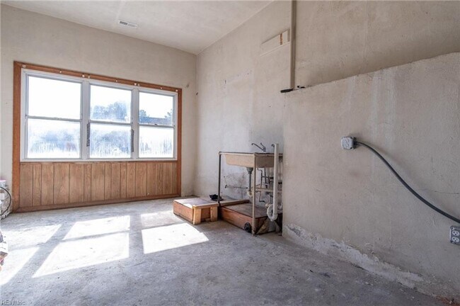 Building Photo - MOVE IN READY 3 Bedroom in Chesapeake!