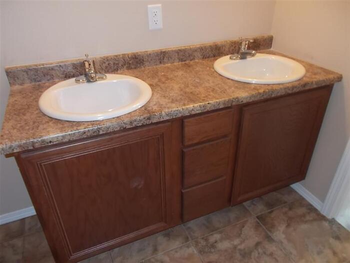 Building Photo - Beautiful 3 bed, 2 bath 3 car garage locat...