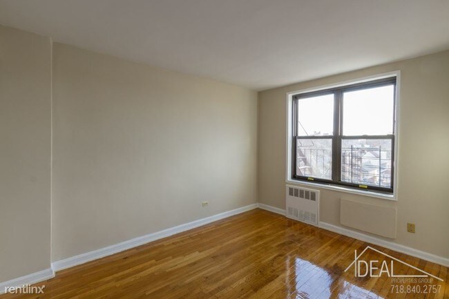 Foto del edificio - 817 Gravesend Neck Rd