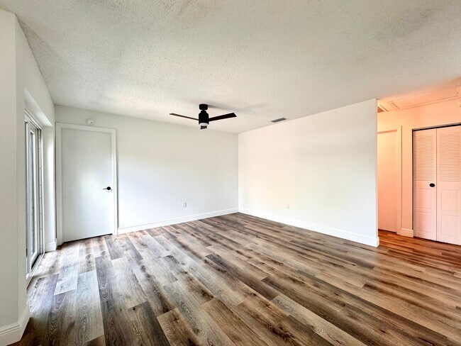 Building Photo - Beautifully Remodeled 2 Bed 2 Bath in Kiss...