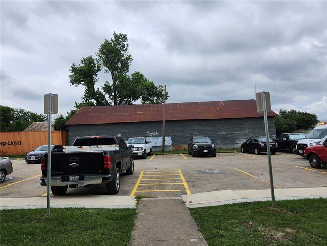 Building Photo - 306 W Avenue D