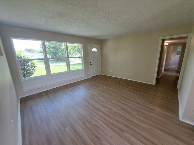 Building Photo - Charming and updated 3 bedroom home!