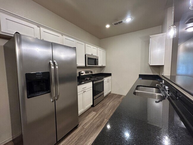 Foto del edificio - **SHORT TERM LEASE ONLY** (Until the end o...