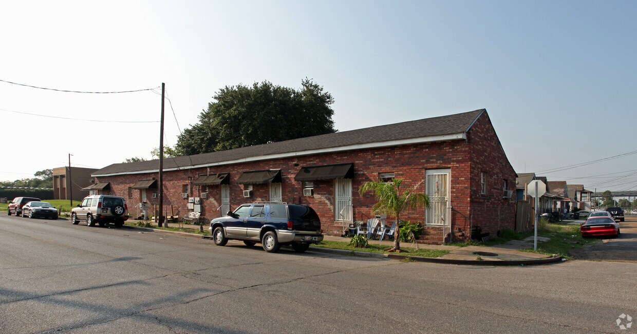 Building Photo - 1001 Newton St