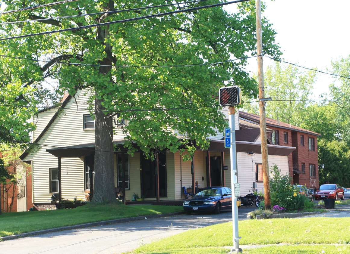 Primary Photo - 2035 E Genesee St