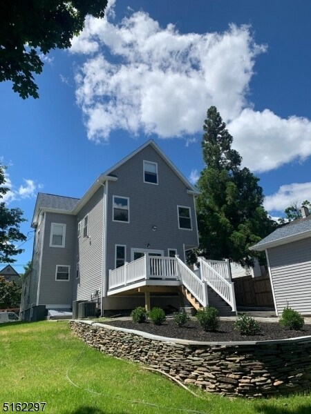 Building Photo - 45 Mills St