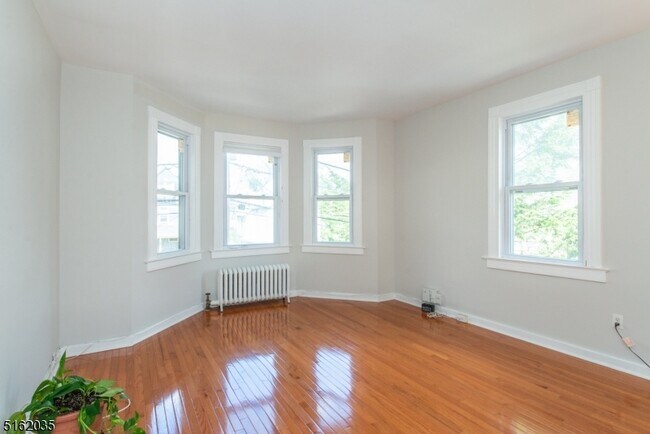 Building Photo - 157 Walnut St