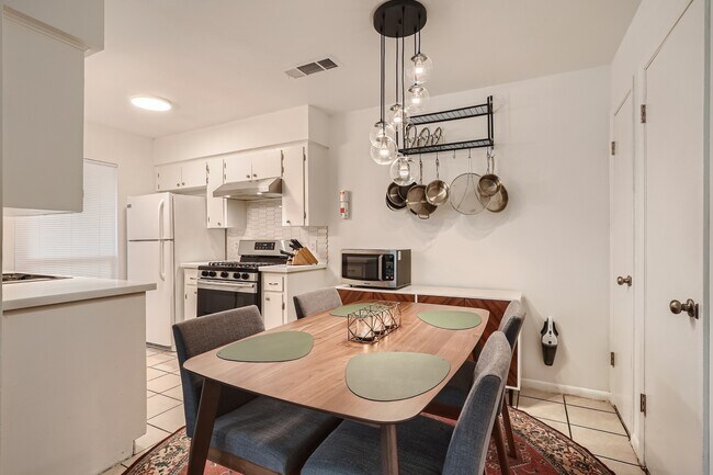Foto del edificio - 1413 Rutland Dr
