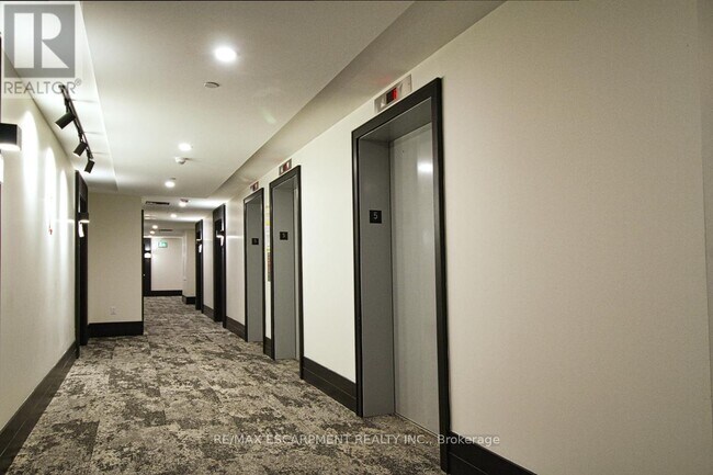 Building Photo - 461 Green Rd