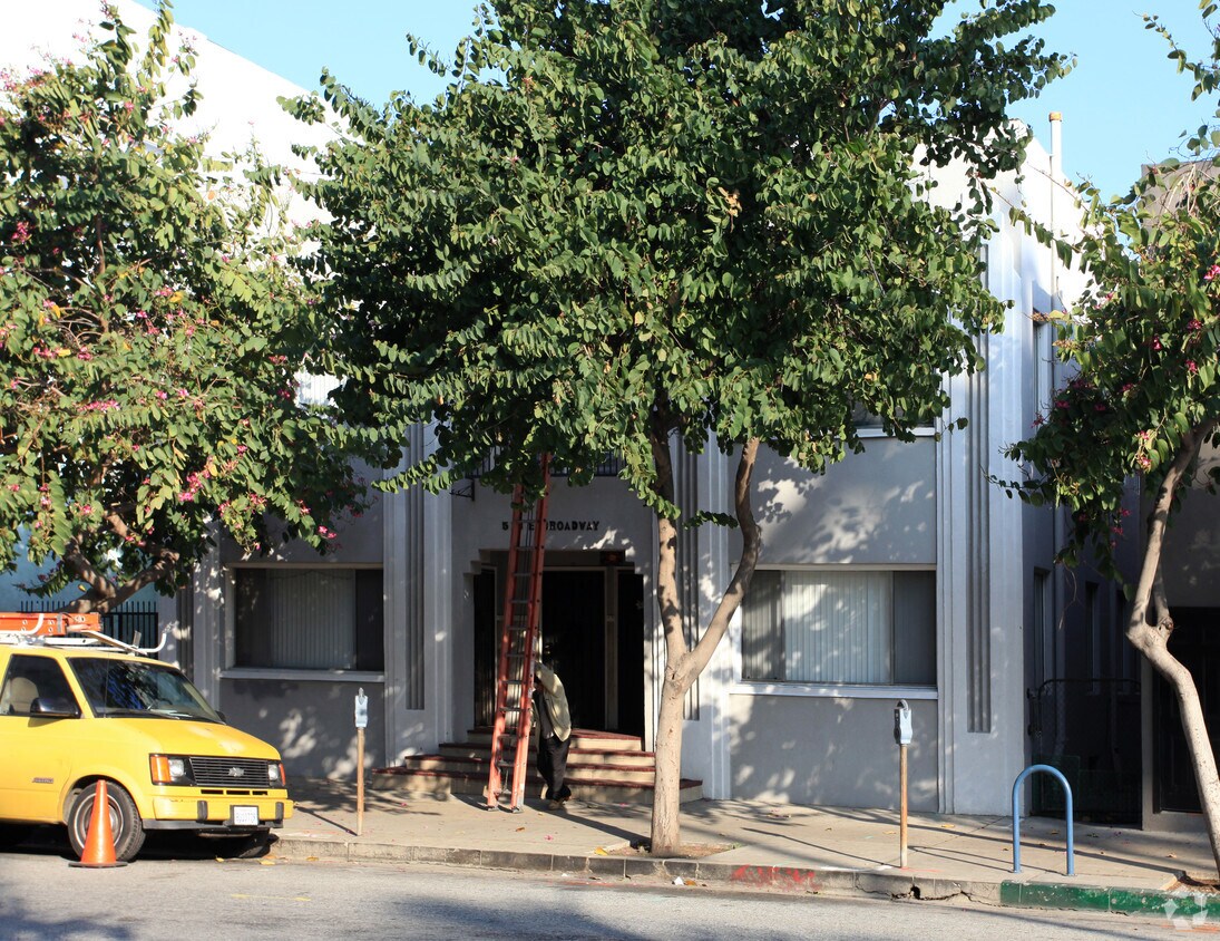 Primary Photo - 513-519 E Broadway