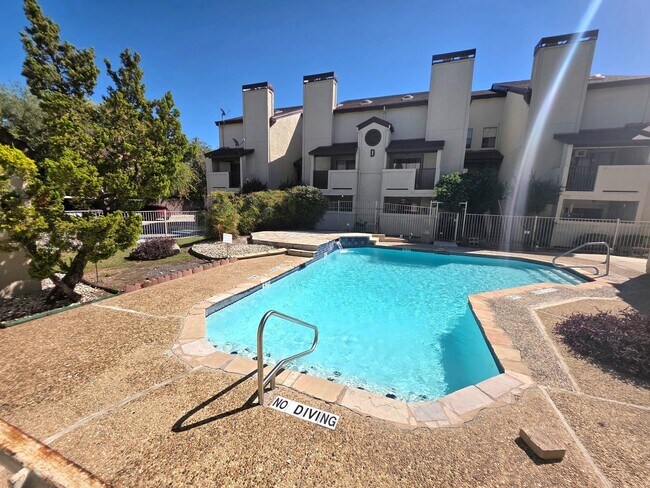 Building Photo - Condo for lease in Medical Area!