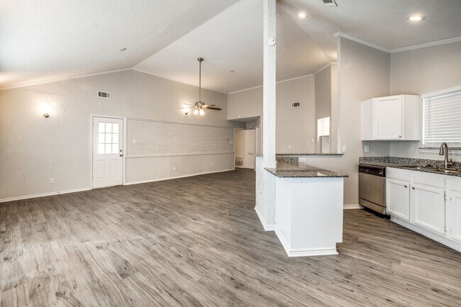 Building Photo - Updated 3BD with Granite Counters