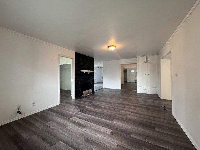 Foto del edificio - Charming 5 Bedroom Home **DEPOSIT SPECIAL!...