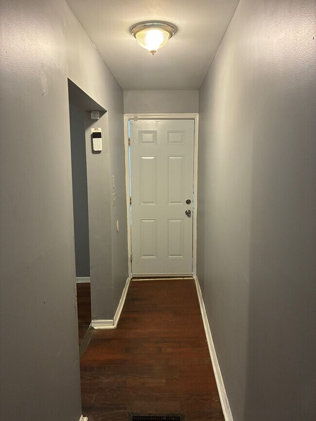 Building Photo - 2 bedroom and den