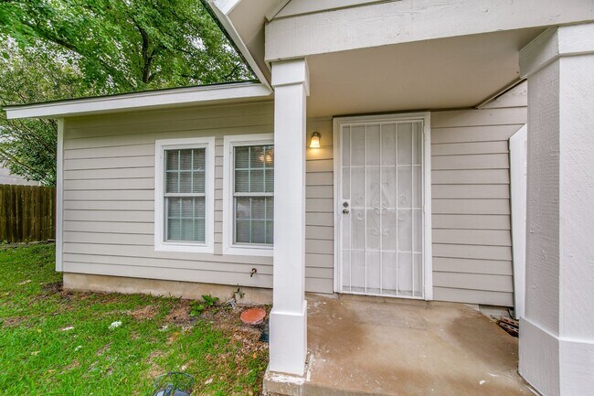 Building Photo - Adorable 3/1/1 in San Antonio!