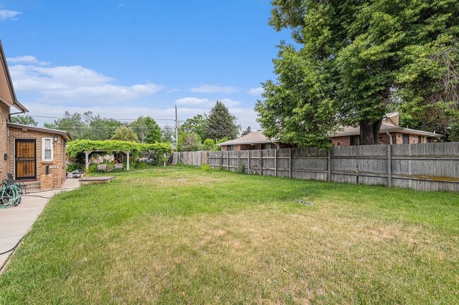 Building Photo - Charming 2-Bedroom Apartment in the Heart ...