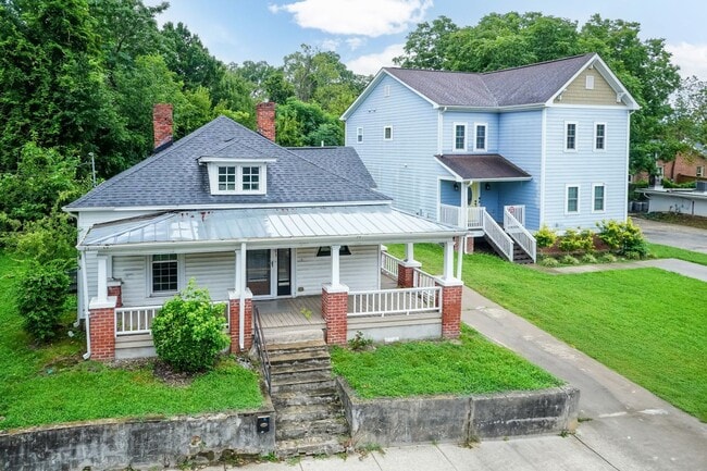 Building Photo - Three Bedroom Home!