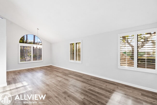 Foto del edificio - Gorgeous 4 bed/3 bath home available in th...