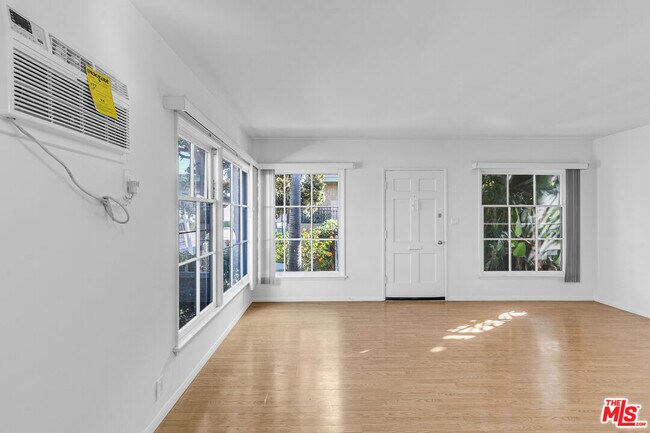 Foto del edificio - 1623 S Bundy Dr