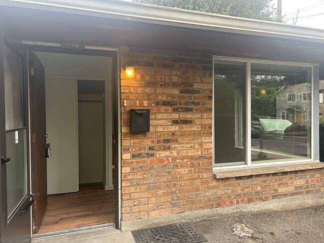 Foto del edificio - 710-712.5-7125 NE 43rd St