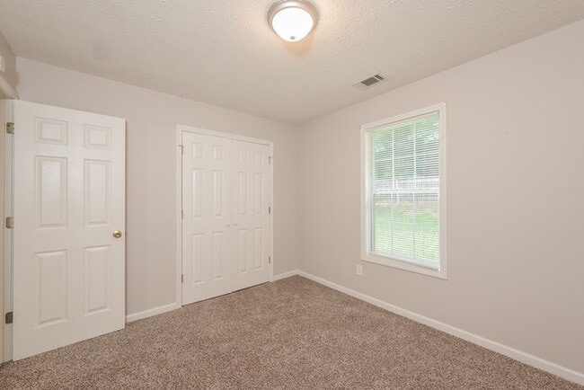 Building Photo - Fantastic 3bd/2ba home! Coming soon!