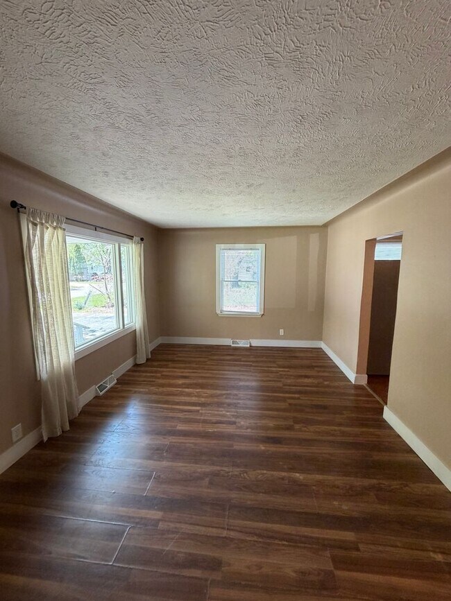 Foto del edificio - Secluded & Charming 3BR/1BA in Lansing — Section 8 Approved