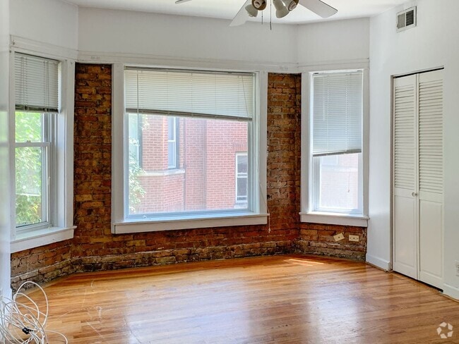 Building Photo - 854 W Cornelia Ave