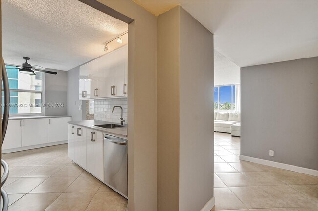 Building Photo - 4200 Hillcrest Dr