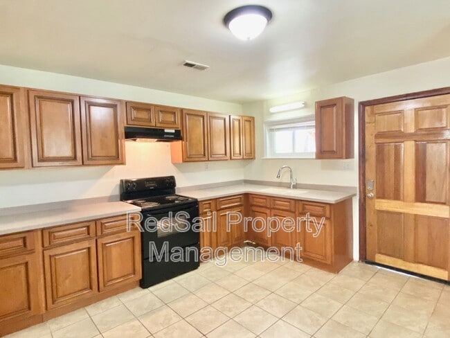 Building Photo - 409 W 38th St