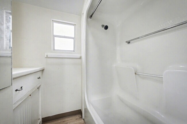 Foto del edificio - 2652 Merwyn Rd