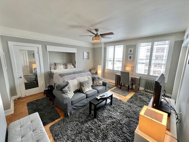 Foto del edificio - Chic Ocean-View Furnished Studio in a Hist...