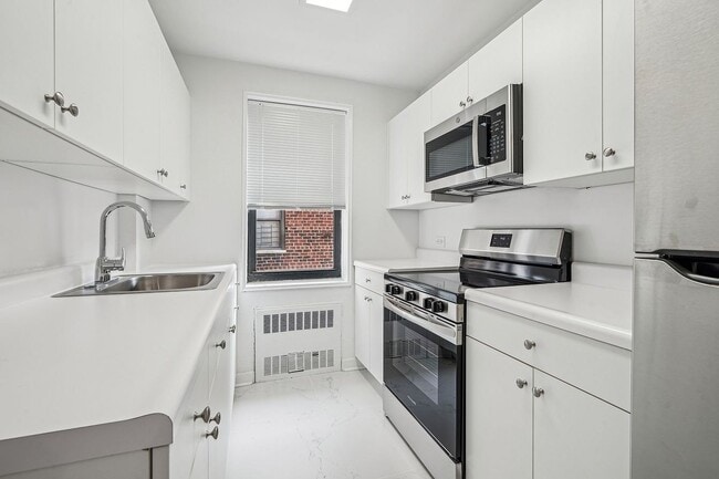 Building Photo - 2400 Webb Ave