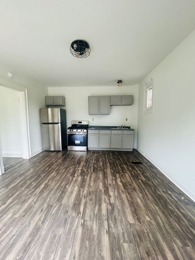 Building Photo - Cozy One Bedroom