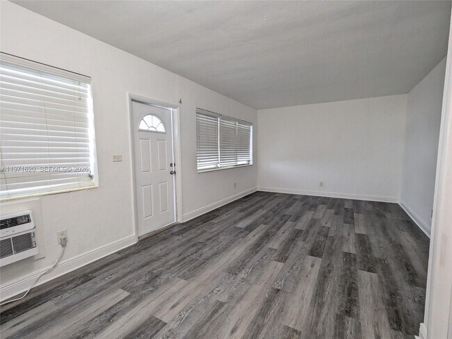 Foto del edificio - 7805 Crespi Blvd