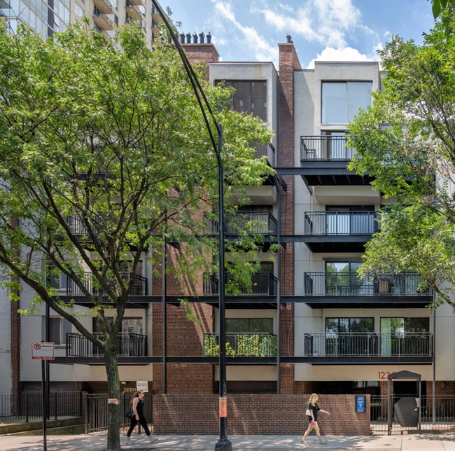 Building Photo - 1223 N La Salle Dr