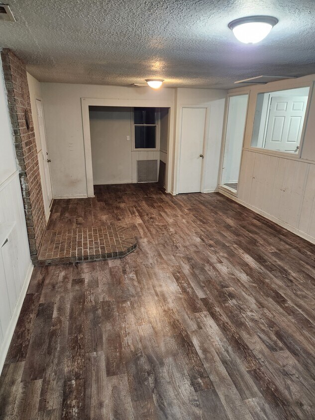 Primary Photo - 404 S Smith St