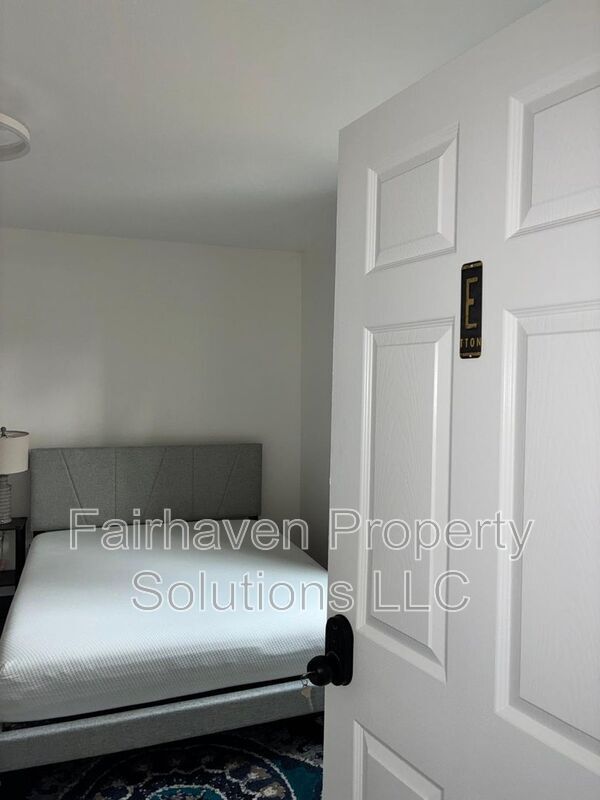 Building Photo - 2827 E 5th Ave