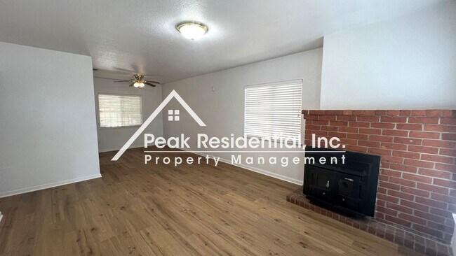 Building Photo - Very Nice 3bd/1ba Sacramento House!