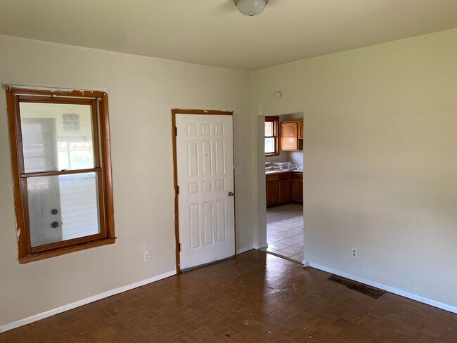 Building Photo - Introducing a charming 2-bedroom, 1-bathro...