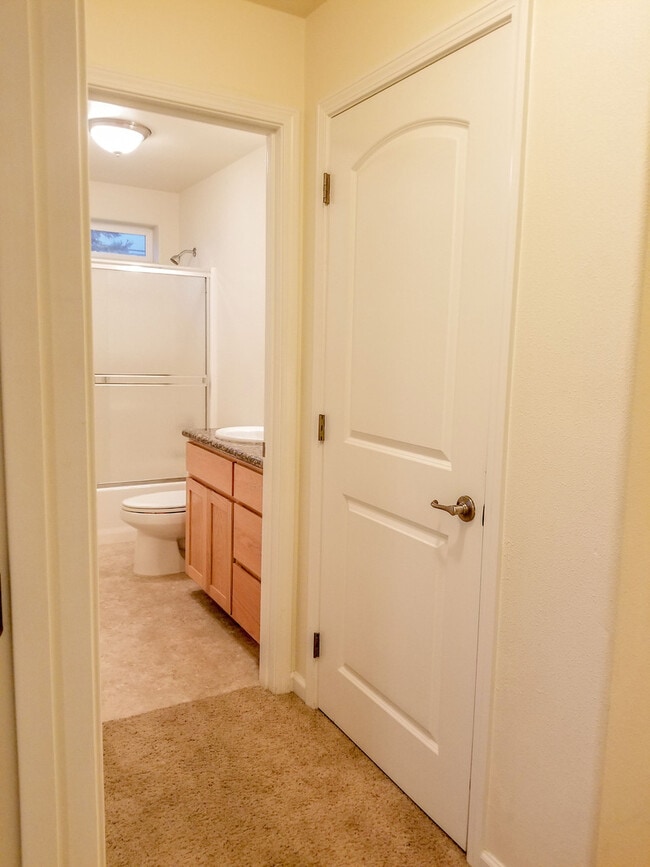 Building Photo - Great two bedroom, two bath unit in East Medford