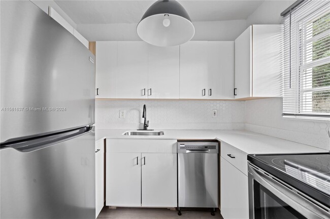 Building Photo - 3310 S Le Jeune Rd