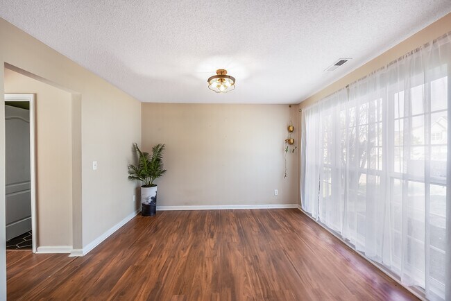 Foto del edificio - 2924 Tuckland Dr